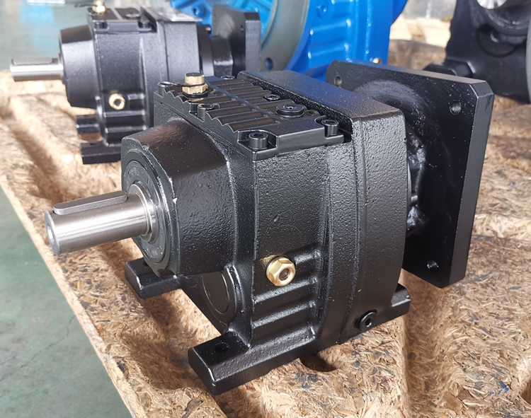 R37系列減速機的實物照片，輸入配伺服電機