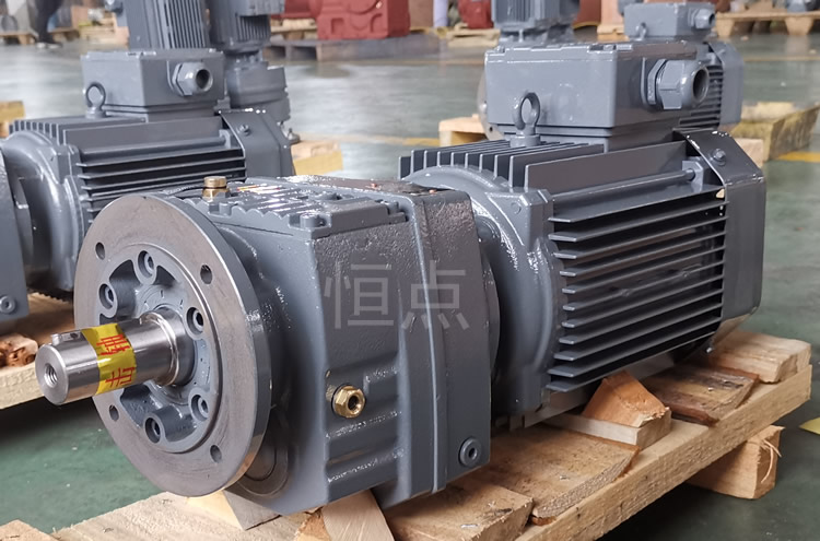 RF47系列減速機配直聯電機，立式安裝 輸出法蘭+軸 實物圖