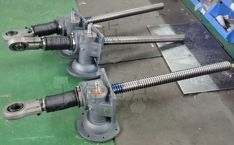 SWLD10升降機配關節軸承，配軟防護罩的實物圖